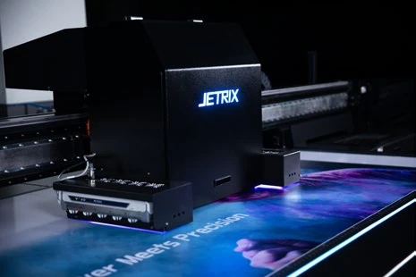 Detail vozíku JETRIX LXa6 a tisku vytvrzovaného UV LED světlem