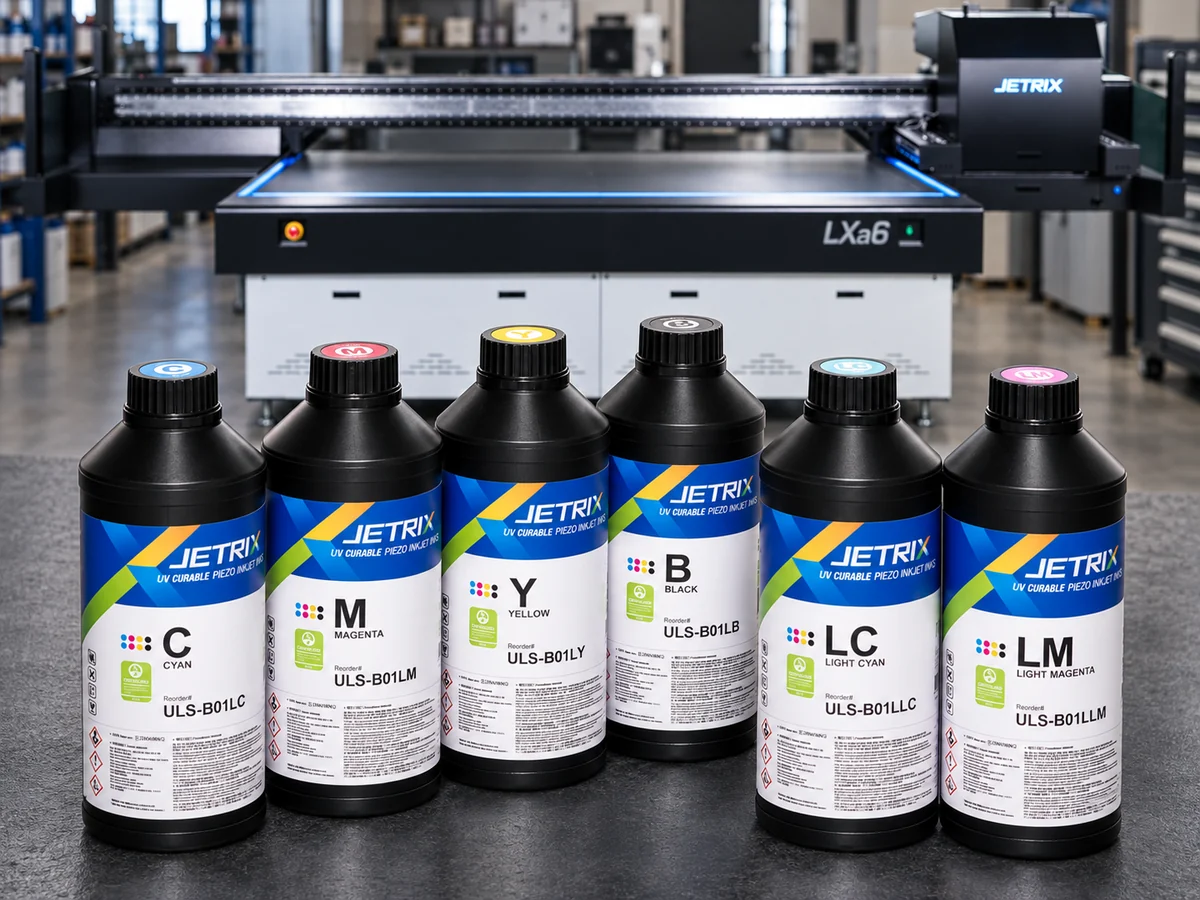 Inkousty JETRIX ULS: C, M, Y, B, LC a LM na pozadí tiskárny JETRIX LXa6